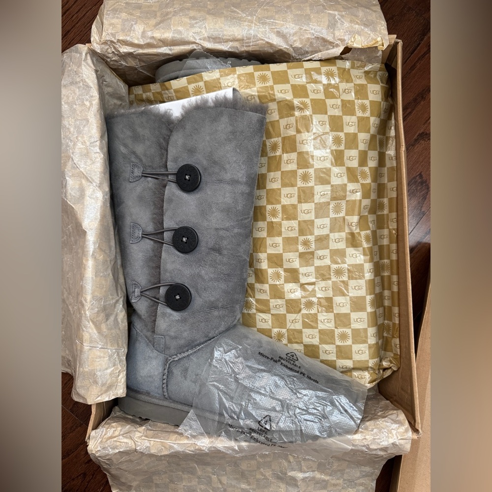UGG Button Bailey Triplet, Grey. Size 9